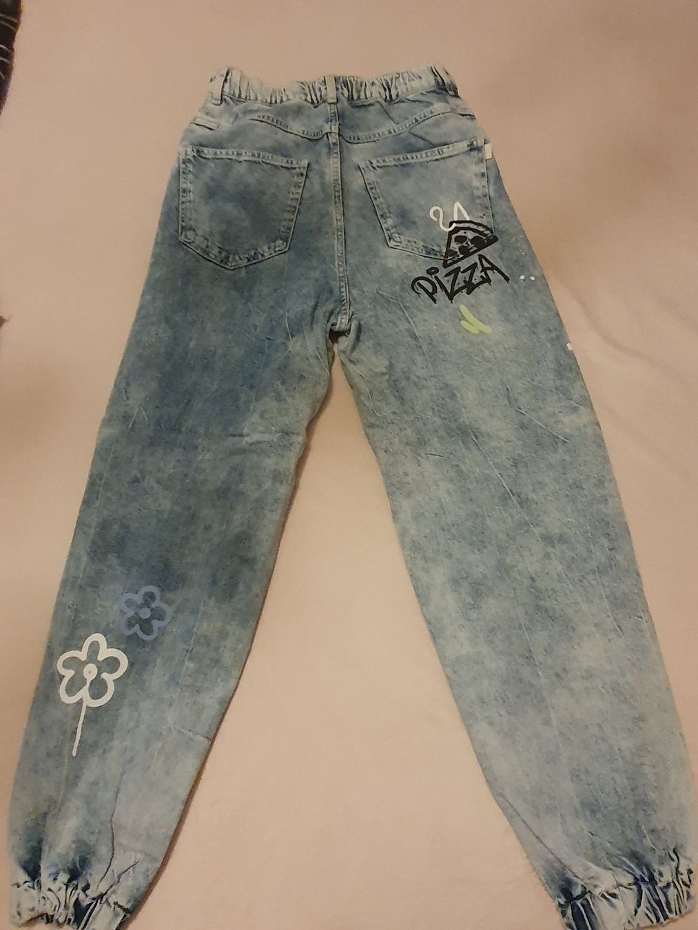 Bershka Jeans: Unisex Freizeithose mit Graffiti Design Grösse S – Usato da Oberuzwil venduto da kia_s007 1