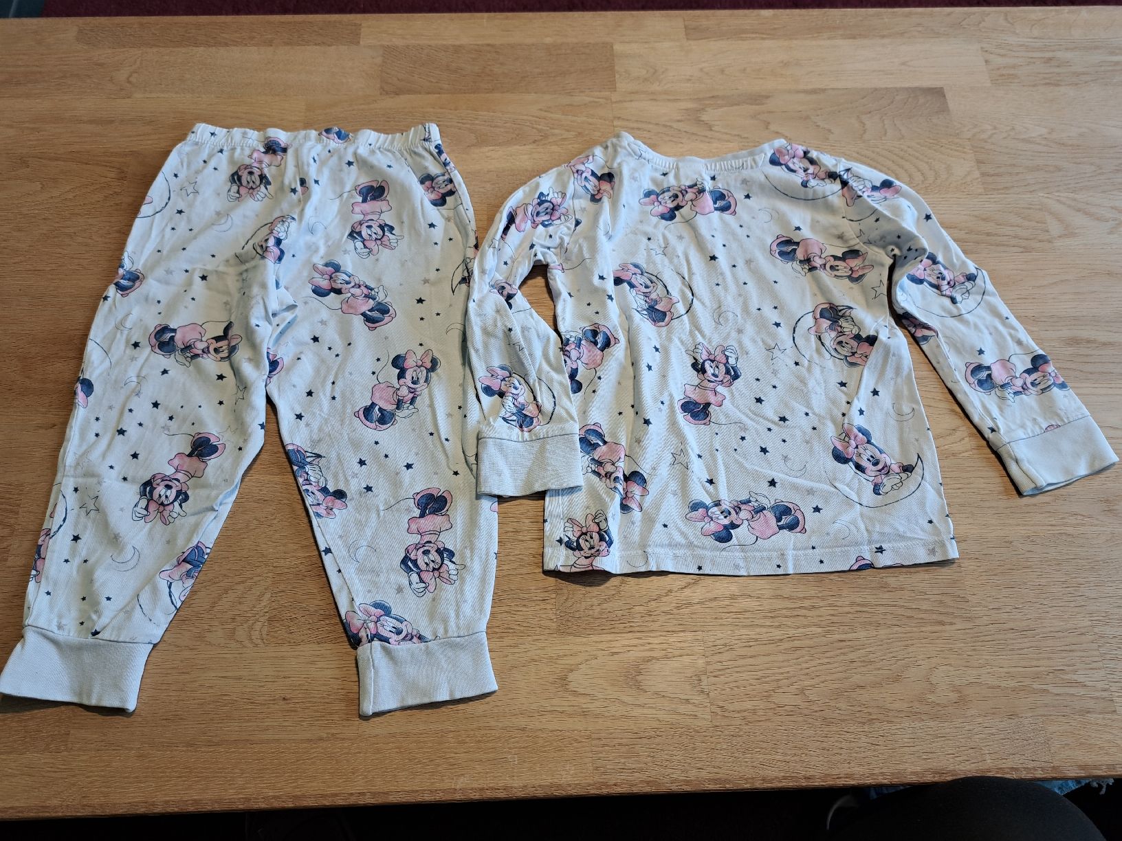 C&A Pyjamas & Ähnliches: Minnie Mouse Pyjama Gr. 98 – Gebraucht aus Bergdietikon von Staphylococcus 2