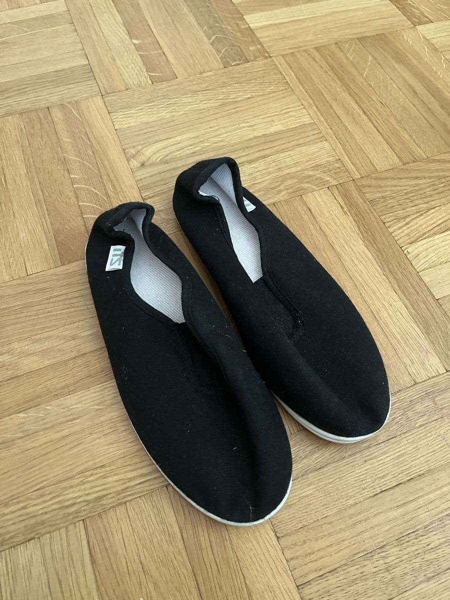 Schuhe für Jungen: Basanes chaussures de gym 32 – Gebraucht aus Bellevue von utilisatratice