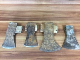 Posten alte rostige Äxte Beile