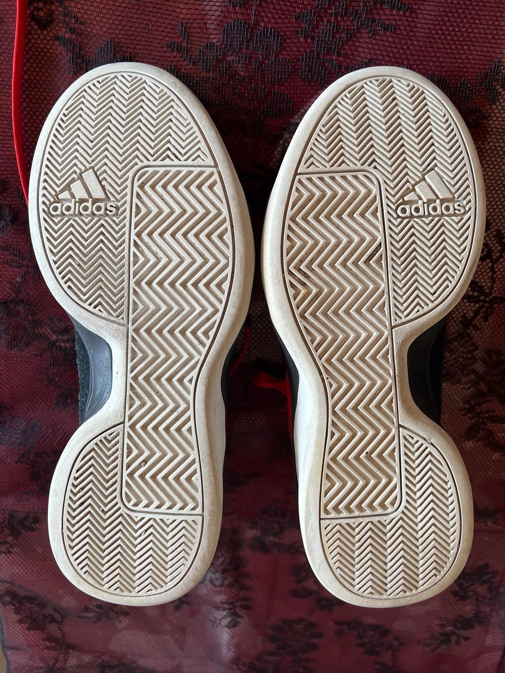 Adidas Scarpe da uomo: Baskets Adidas rouges & noires. Taille 38 2/3 – Usato da Chézard-St-Martin venduto da Cheyenne_75 2