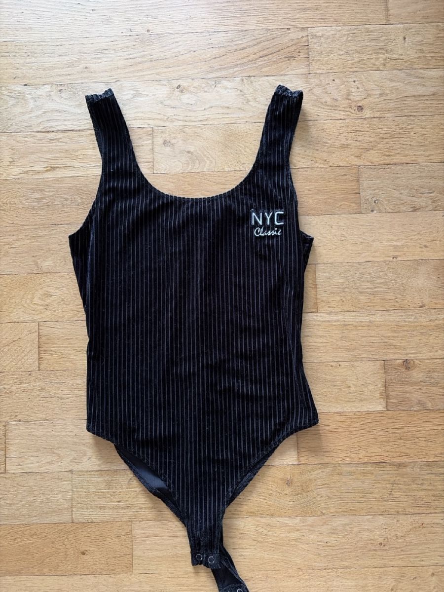 Top: Body noir Forever 21 rayé NYC Classic taille M – Usato da Martigny venduto da O96