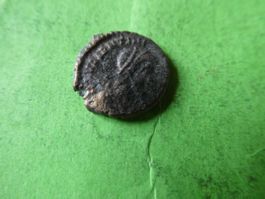 uralte Bronzemünze Kopf nach rechts    13 mm     1.03 g