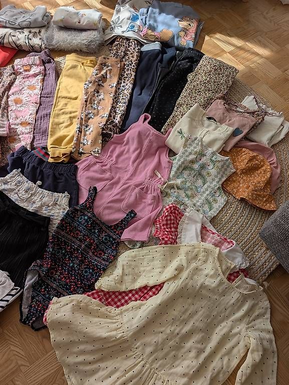 Lotti & Set di vestiti: XXL Kleiderpaket Mädchen 104 – Usato da Dietlikon venduto da SaNi15000 2