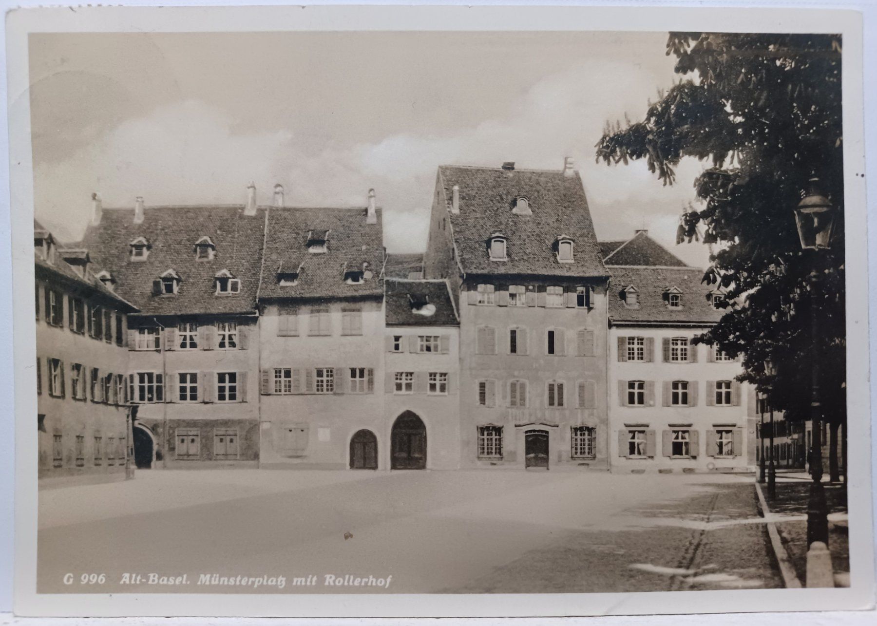 Cartoline postali: Alt-Basel. Münsterplatz mit Rollerhof, 1932 – Usato da Aarau Rohr venduto da mgvw