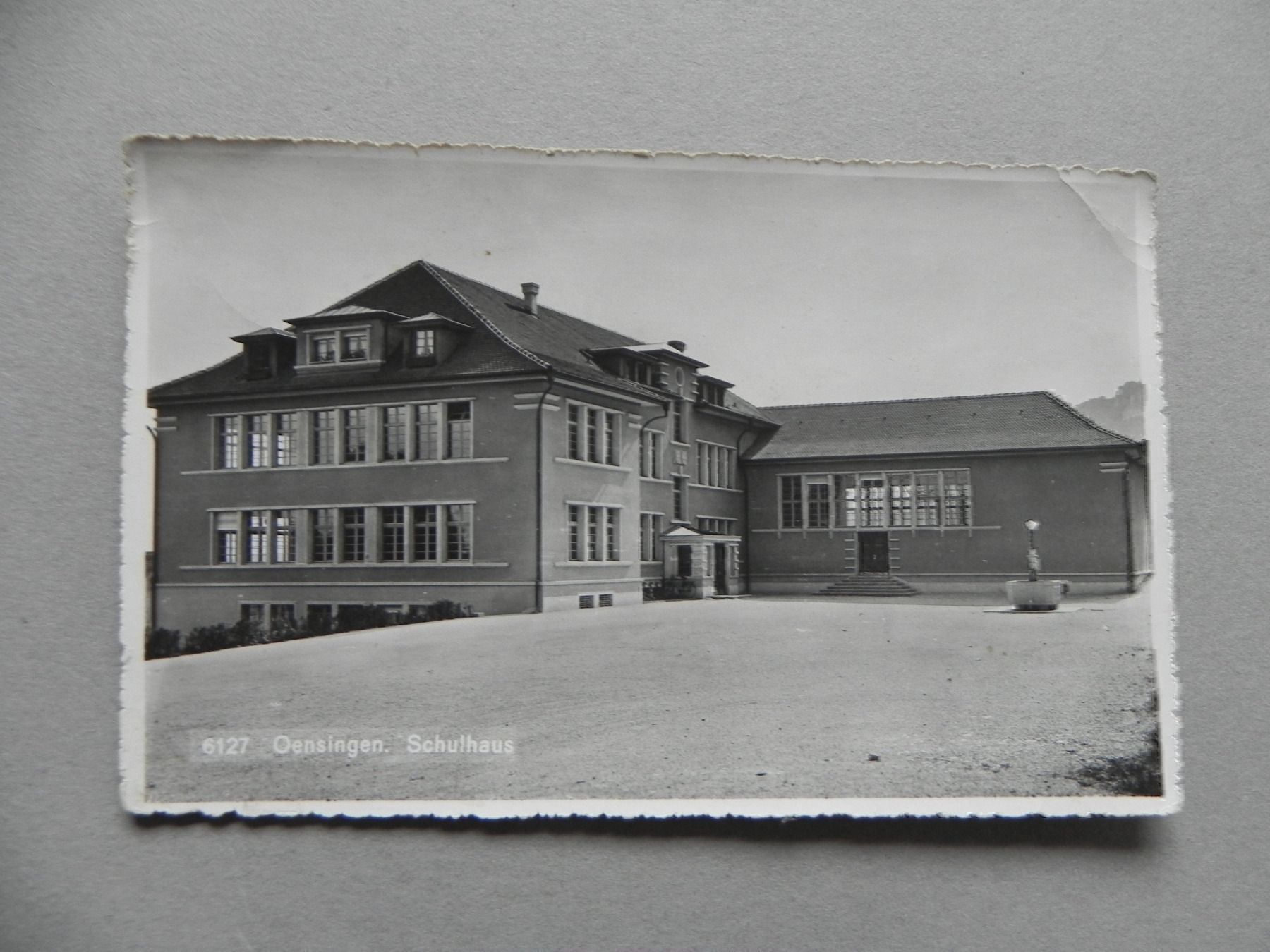 Ansichtskarten: Ansichtskarte Oensingen SO Schulhaus – Gebraucht aus Siebnen von krimsie