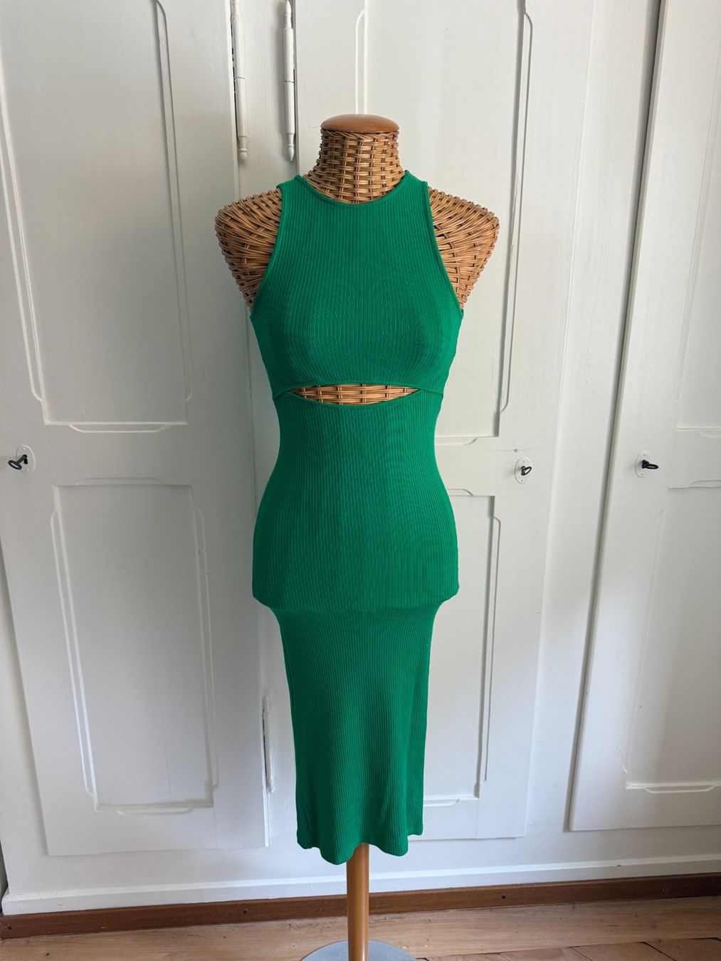 Pull&Bear Kleider: PULL & BEAR - Schlauchkleid grün gerippt XS – Gebraucht aus Zürich von Diazaio