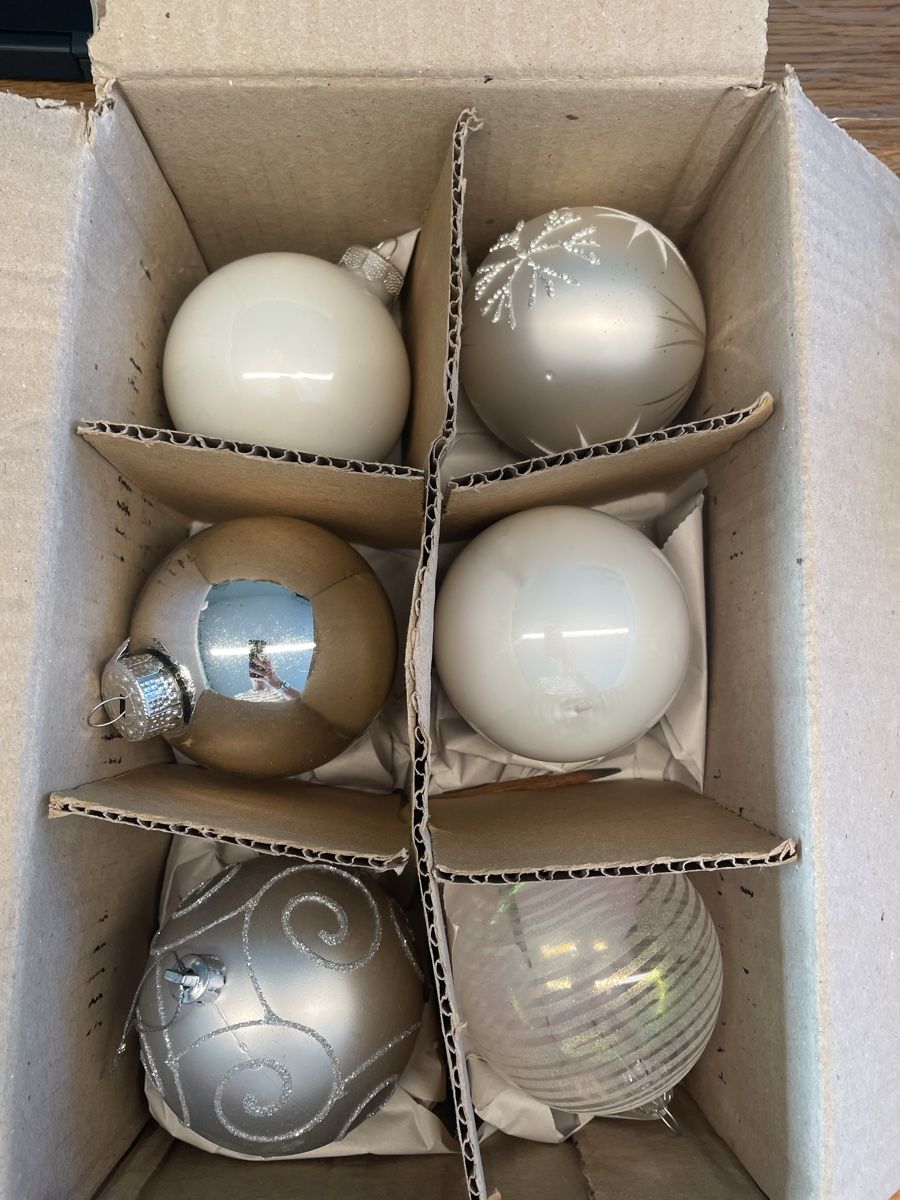 Alle Dekorationen: Weihnachtskugeln weiss, grau, Silber, Gold – Gebraucht aus Niederbüren von poschti 2