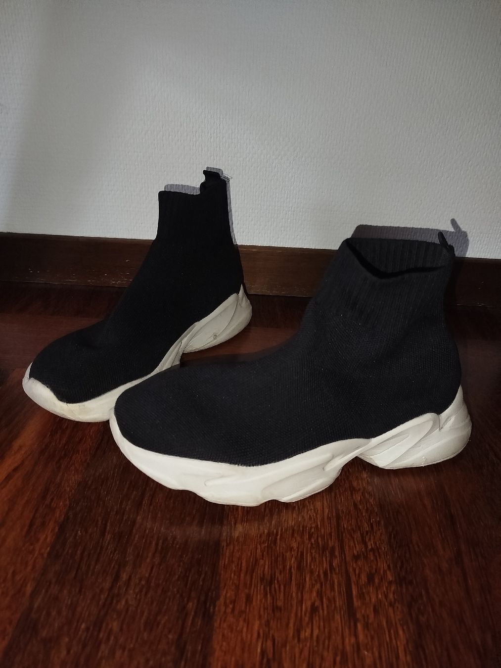 Chaussures femmes: Sneakers aus elastischem Material – D'occasion à St. Gallen par jbu_ns6v