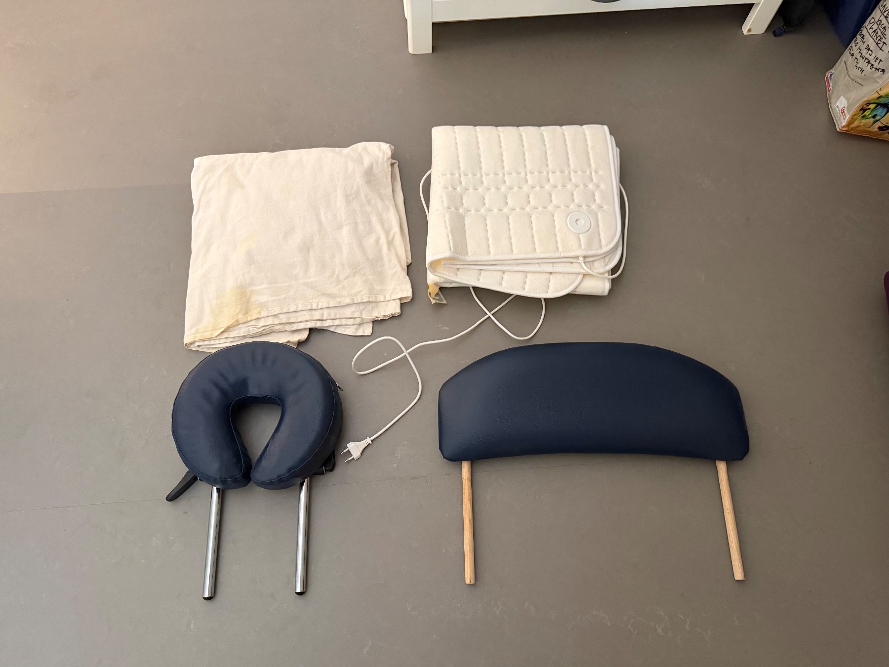 Dispositivi per massaggi: Portable Massage Table - Great Condition & Accessories! – Usato da Duggingen venduto da berky 2