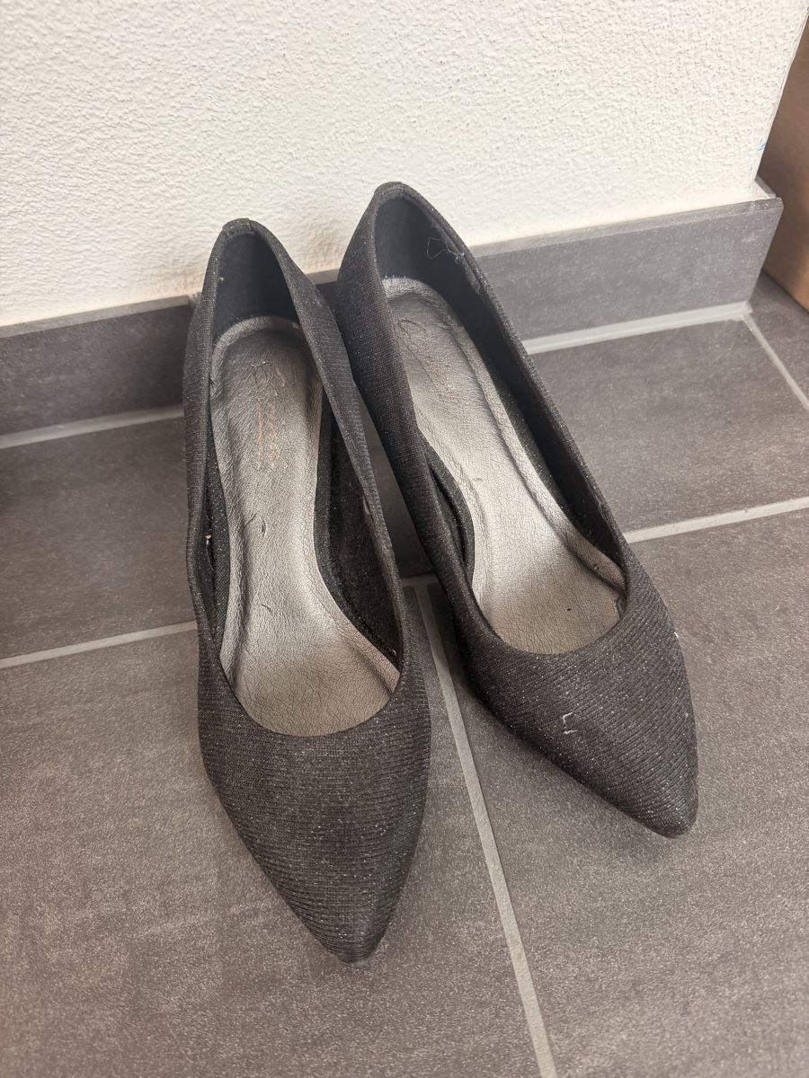 Chaussures femmes: Pumps schwarz mit Glitzer Grösse 39 gebraucht – D'occasion à Uster par eli_c5fv