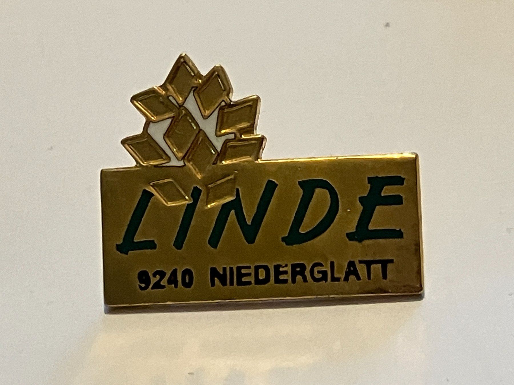 Placchette & Badge: 1 Pin Linde Niederglatt – Usato da Basel venduto da djwwpp