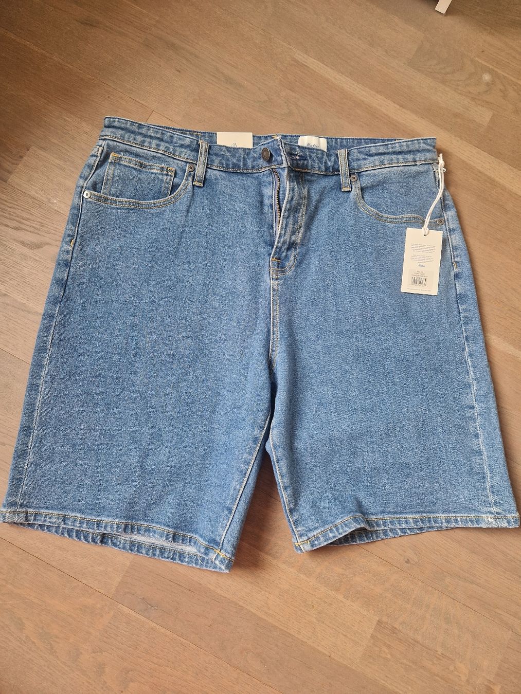 Jeans: Kurze Jeans von der Marke Katin – Nuovo e nell'imballaggio originale da Solothurn venduto da ngl_g29p