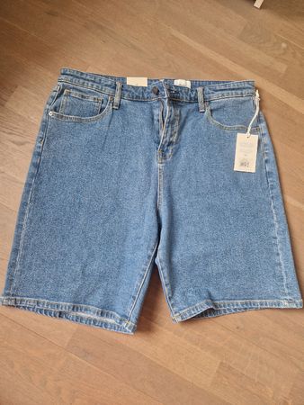 Kurze Jeans von der Marke Katin