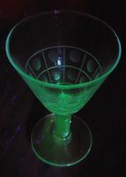 Gläser mit Schliff – UV-aktiv (Leuchten bei 365nm)
