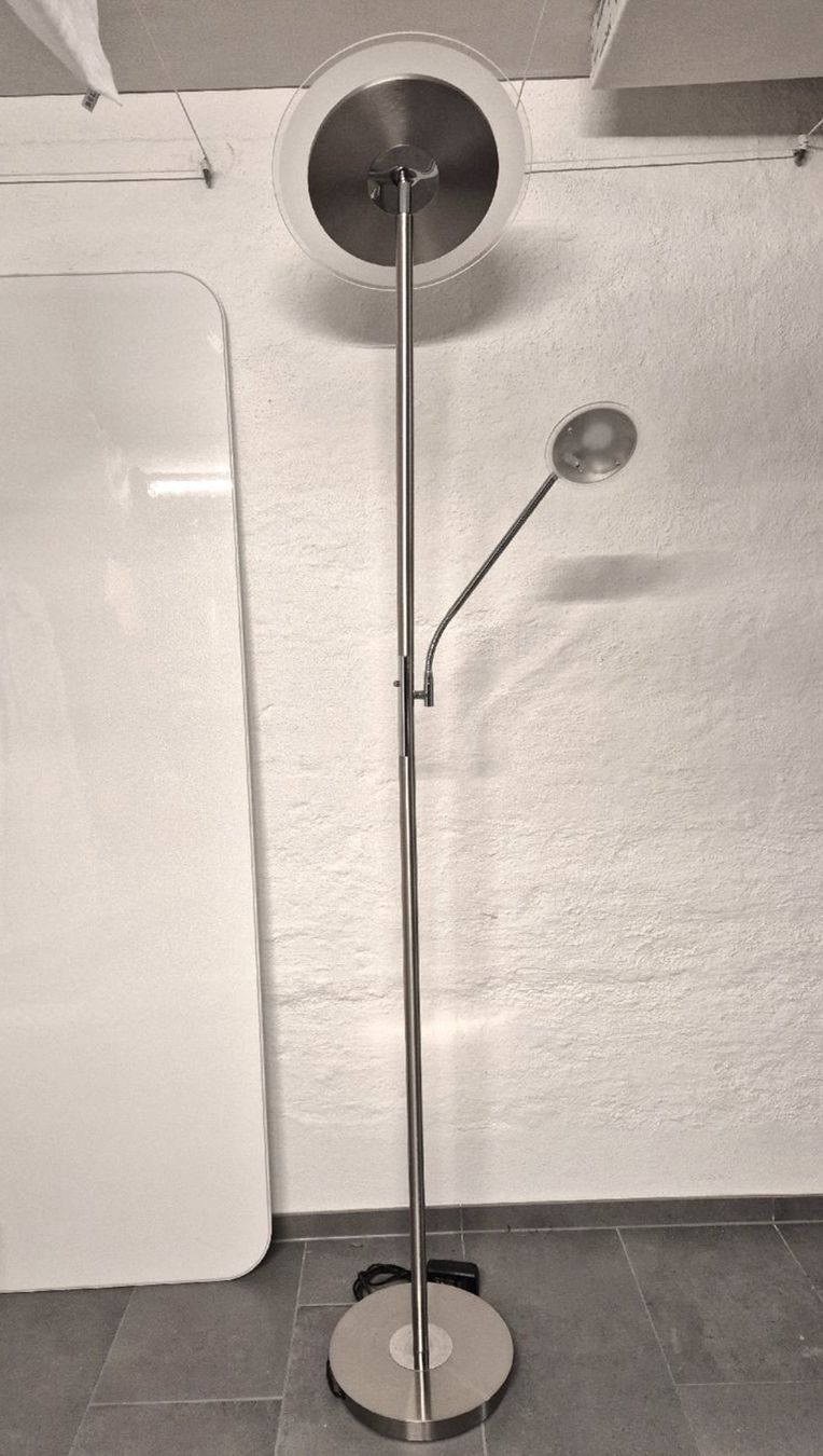 Lampen: Moderne LED Stehlampe - dimmbar mit Leselampe – Gebraucht aus Volketswil von Aphro99