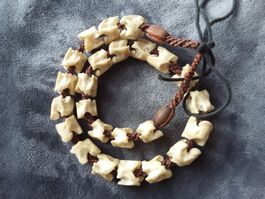 Halskette Collier aus Schlangen Wirbelsäule/Knochen