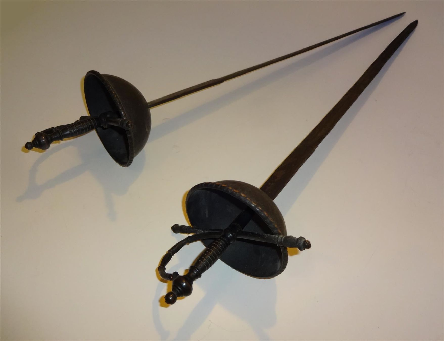 Sonstiges zum Sammeln & Seltenes: Deko Schwerter je 76 cm - 2 Stück - – Gebraucht aus St. Gallen von WWL 1