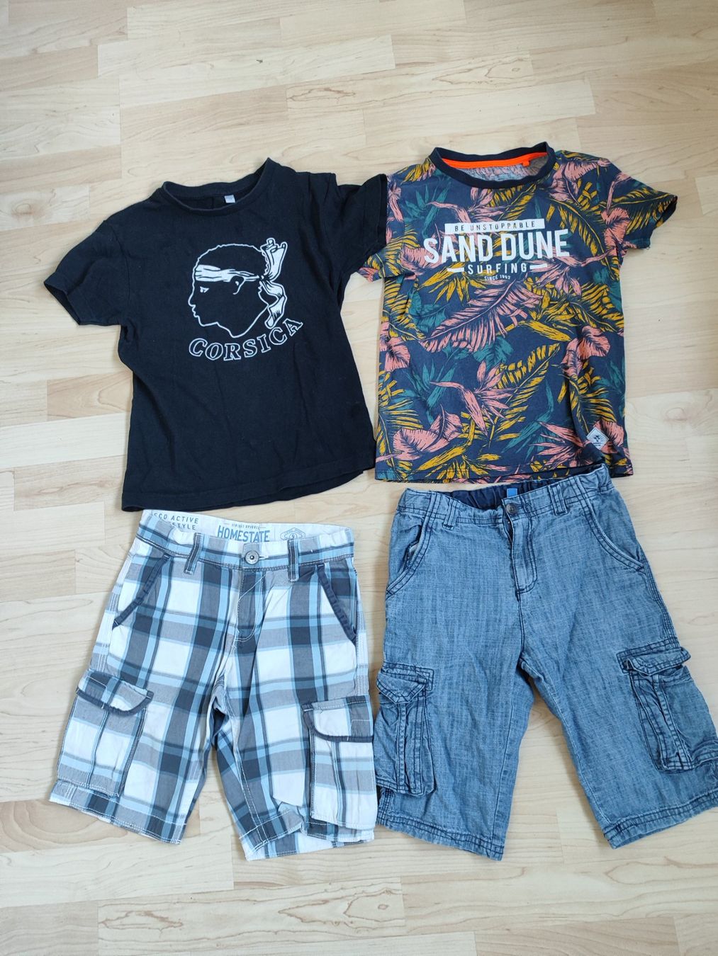 Lotti & Set di vestiti: Shorts und Shirts Gr. 128 – Usato da Seon venduto da Mandes1