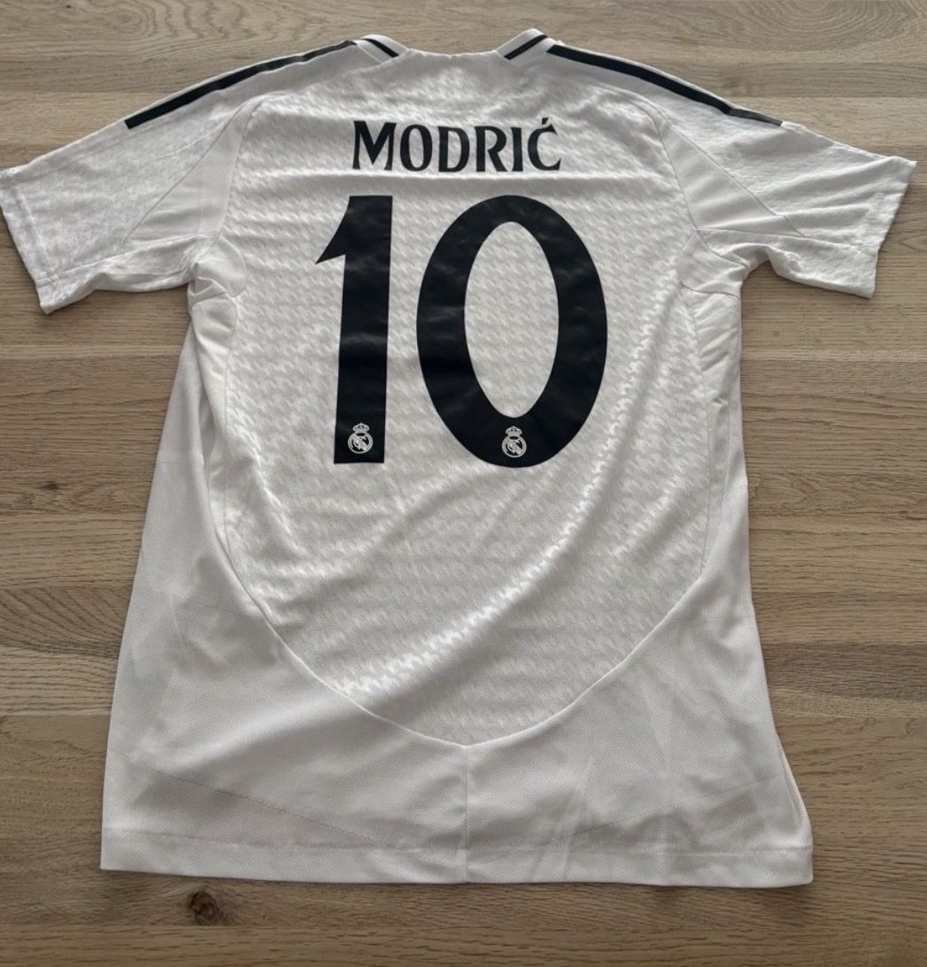 Leibchen & Hosen: Real Madrid Trikot Luka Modric #10 – Gebraucht aus Basel von kleinerprinz