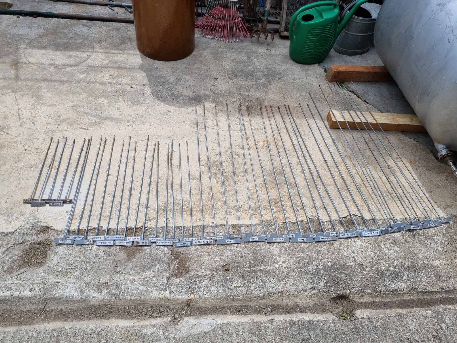 Alle Dekorationen: über 40 Stk. Gartenstecker/Pflanzenetiketten – Gebraucht aus Fürstenaubruck von PizBeverin2018