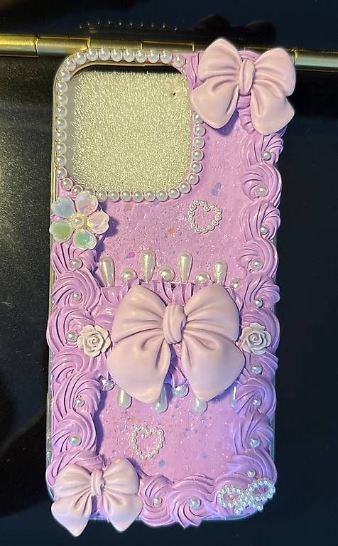 Cover & Protezioni schermo: Coque d'iPhone 16 pro fait main  – Usato da Pully venduto da ake_g7yc