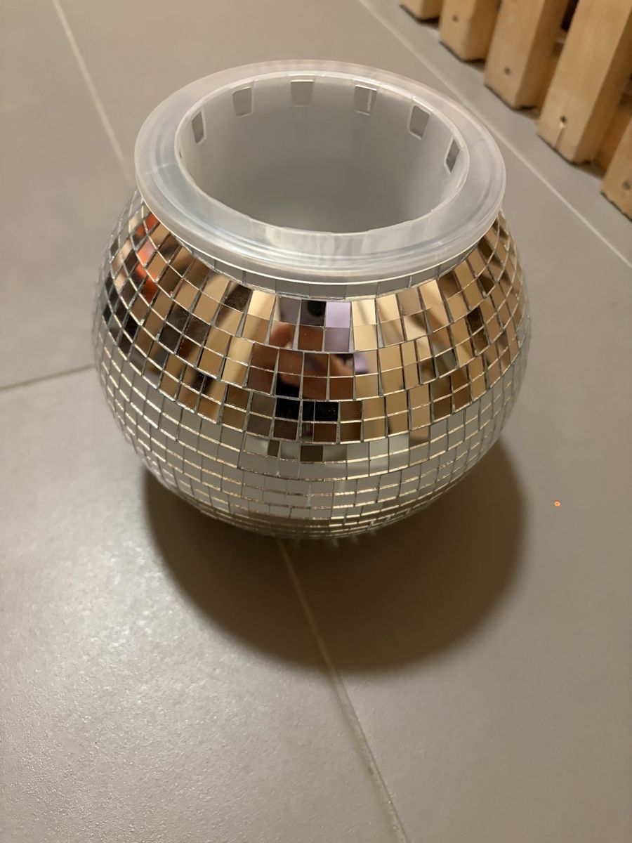 Pots de fleurs: Cache-pot boule à facettes / disco argenté – D'occasion à Martigny par O96