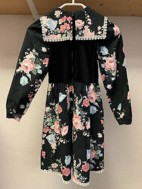 Kleider: Schwarzes Samtkleid mit Blumenmuster  – Gebraucht aus Zürich von lil_xr6x 1