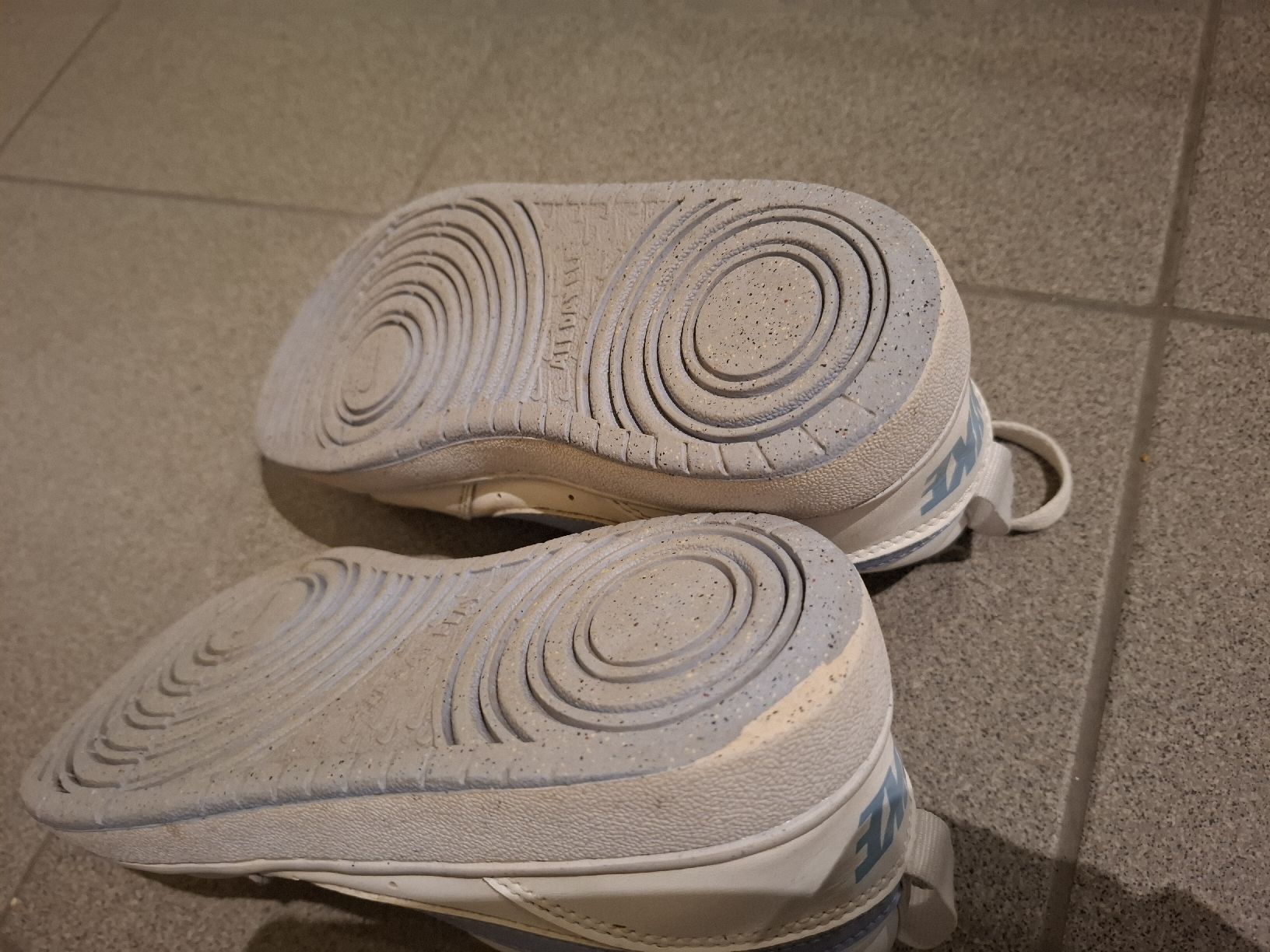 Nike Herrenschuhe: Nike Sneakers, Turnschuhe, Weiss Gr. 38 – Gebraucht aus Oftringen von januarloch 2