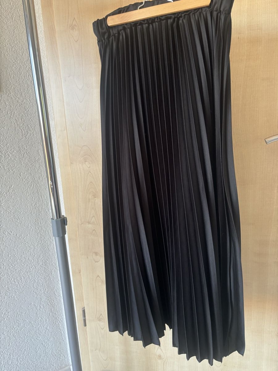 Gonne: S-M_Pleated Black Skirt_like new – Nuovo (secondo la descrizione) da St-George venduto da elena27 3