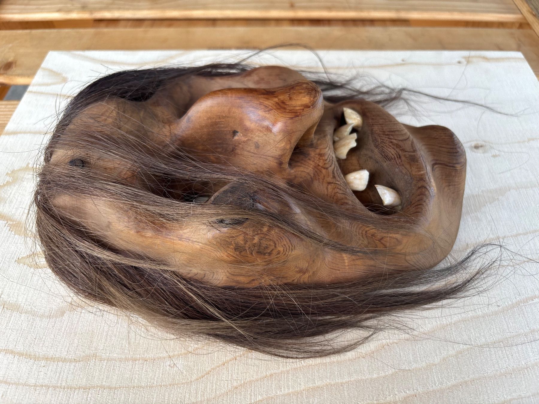 Autres antiquités ou arts: schöne alte Walliser Holzmaske – D'occasion à Feldbach par Olive1 4
