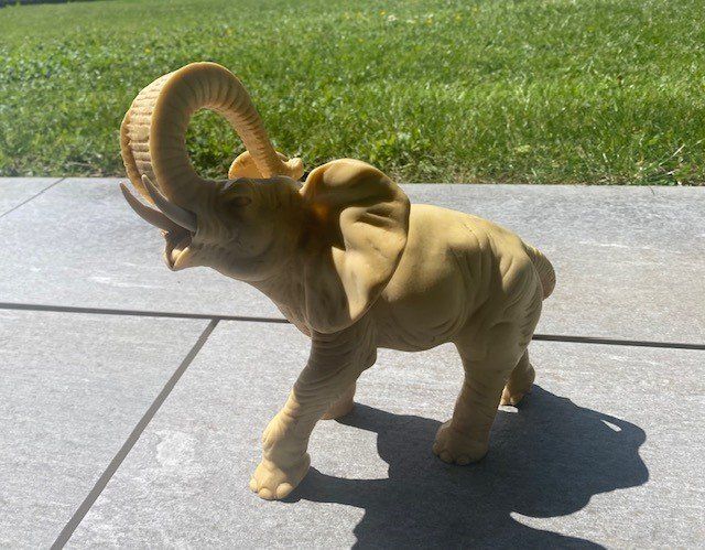 Sehr schöner Elefant aus Stein, massiv, sehr detailliert!! Kaufen auf