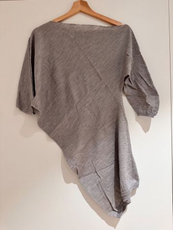 Edles asymmetrisches Strickshirt, Grösse S, Grau
