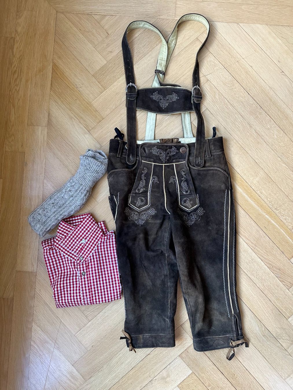 Hosen: Lederhose, Trachtenhemd, Strümpfe – Gebraucht aus Zürich von jbr_p8kh 1