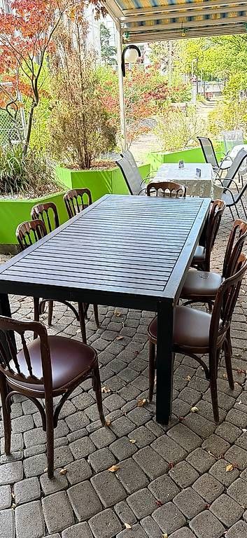 Tische: Tisch inkl. 8 Stühle – Gebraucht aus Bern von Gastro27