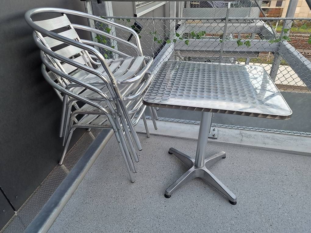 Set de table et chaises: Aluminium Tisch mit 4 Stühlen – D'occasion à Wetzikon ZH par DuckLaser