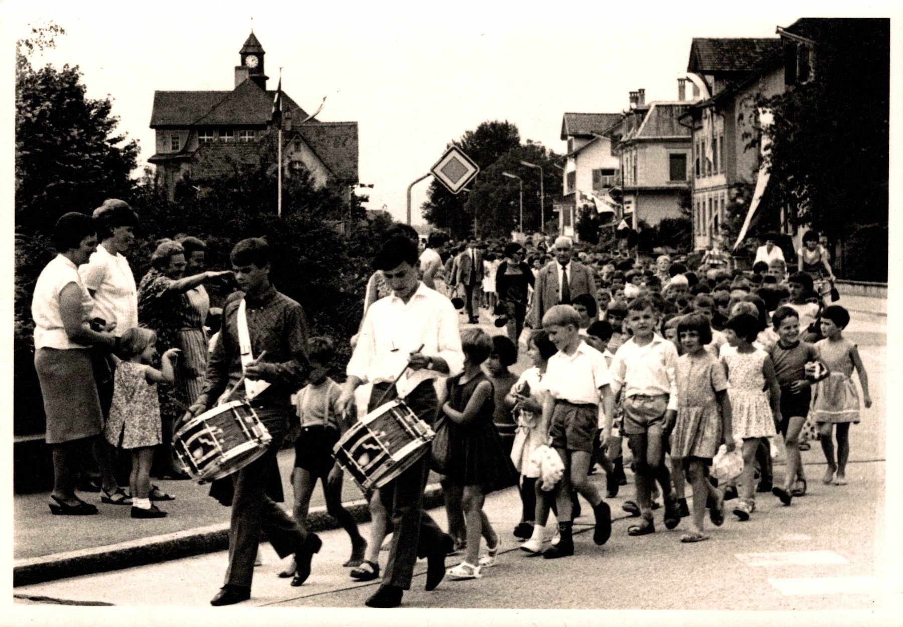 Cartoline postali: Kinderumzug mit Tambouren – Usato da Bronschhofen venduto da Astore