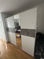 Schiebetürenschrank mit Spiegel