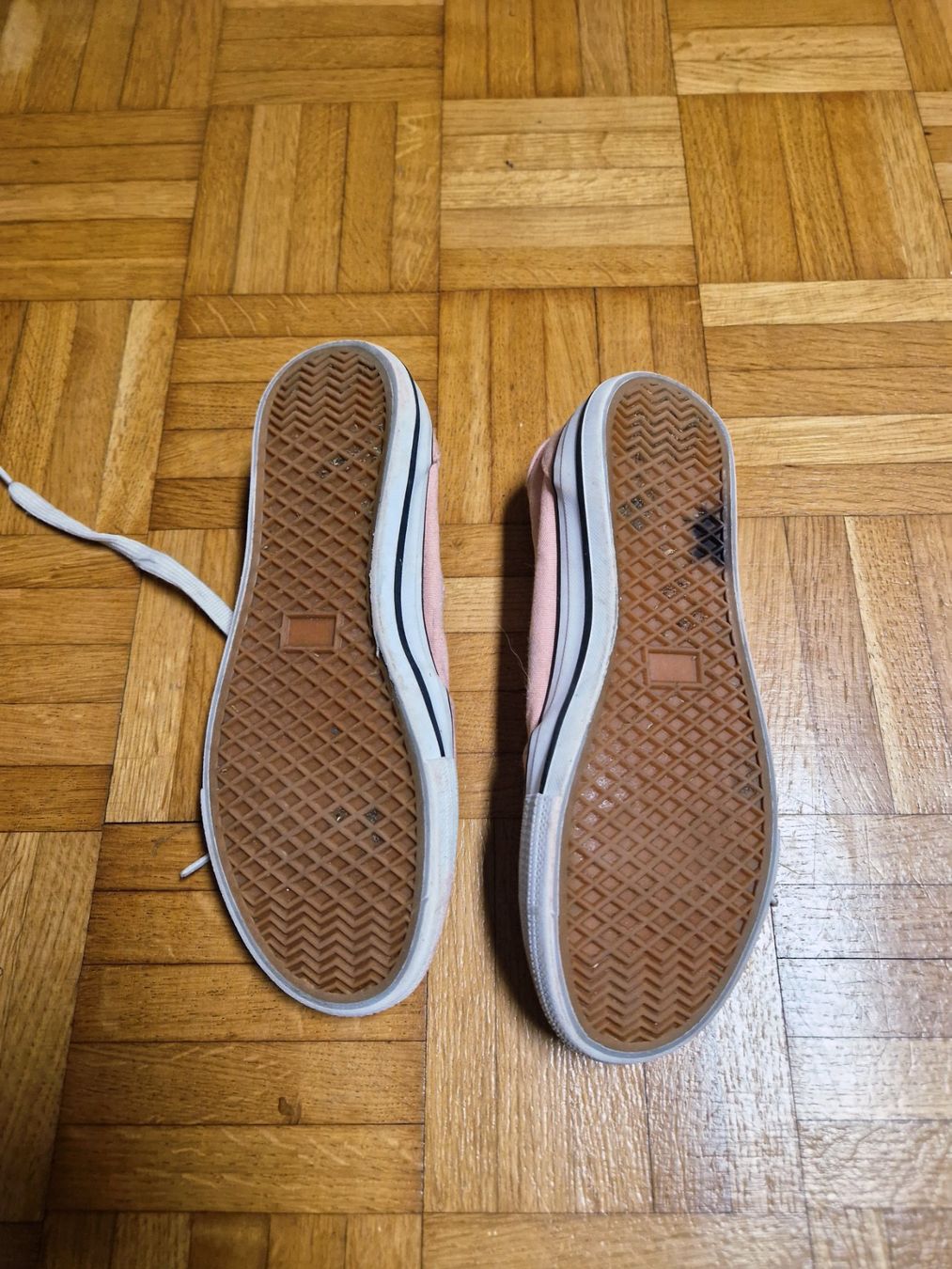 Schuhe für Mädchen: Turnschuhe Grösse 33 – Gebraucht aus Stüsslingen von white_angel86 2