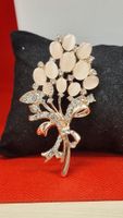 Elegante Vintage Brosche in Blumenform mit Strass-Details