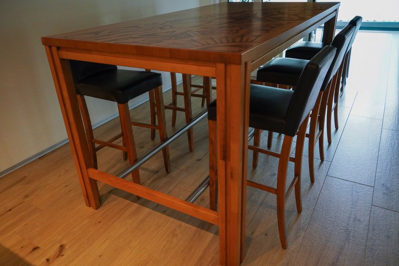 Set di tavolo e panche: Table haute unique à manger et ses chaises – Usato da Orpund venduto da mar_hhw6 1
