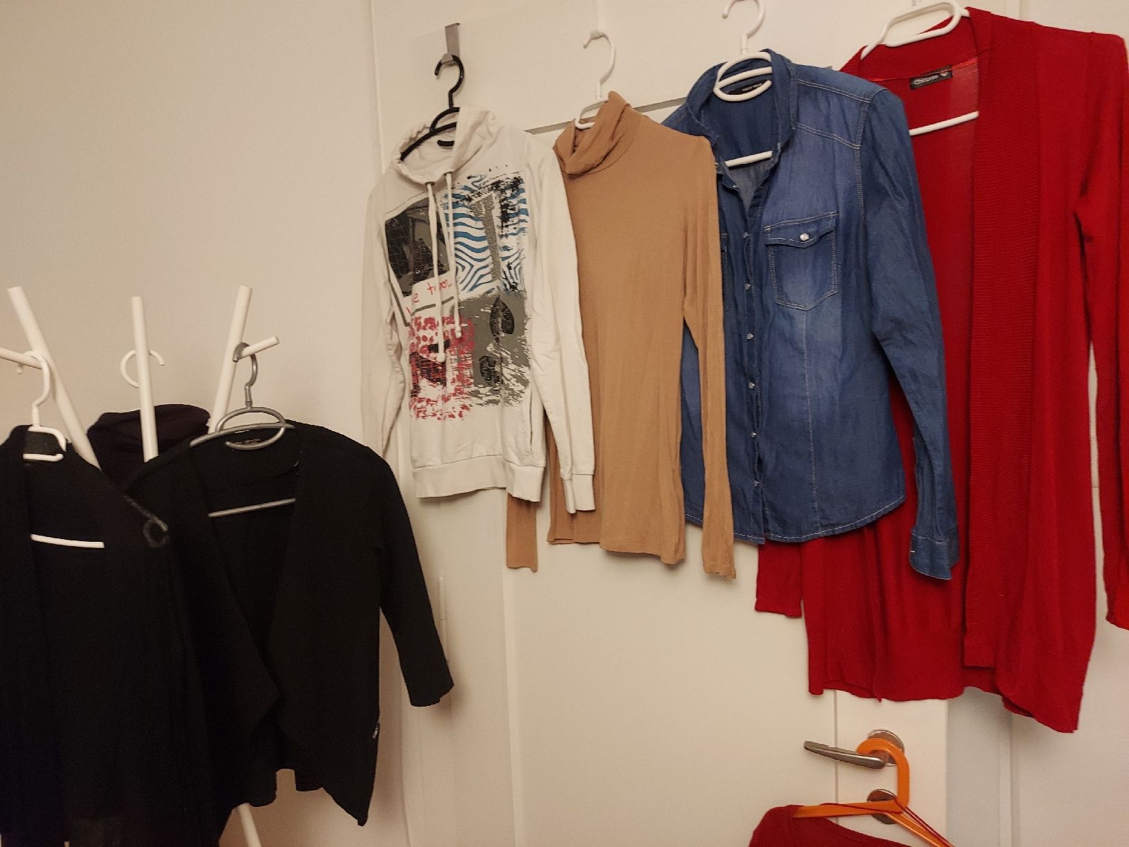 Lots de vêtements: 13 Oberteile – D'occasion à Biel/Bienne par mas_fx95 1
