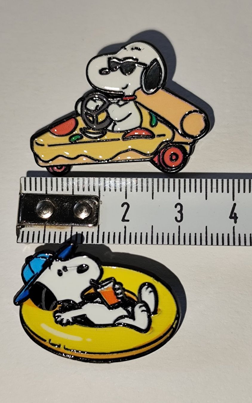 Placchette & Badge: SNOOPY Pins 2er Set - Pizza-Car & Chilling Summer – Nuovo e nell'imballaggio originale da Bettingen venduto da hamau2012 2