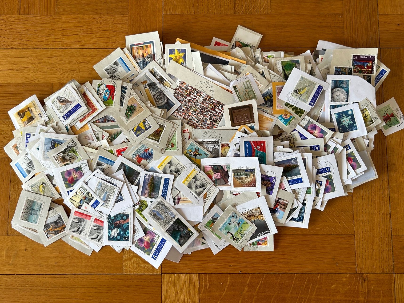 Alle Briefmarken: 1000 timbres suisses à décoller. – Gebraucht aus Genève von Sagarmatha