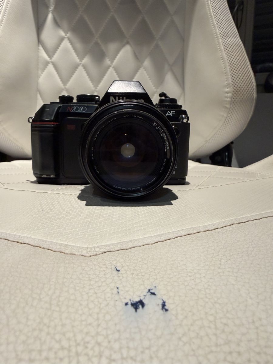 Nikon Kamera: Spiegelreflexkamera Nikon N2000 mit Objektiv schwarz – Gebraucht aus Pfaffhausen von Sanja021