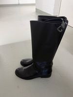 Stiefel aus Leder mit Schnalle