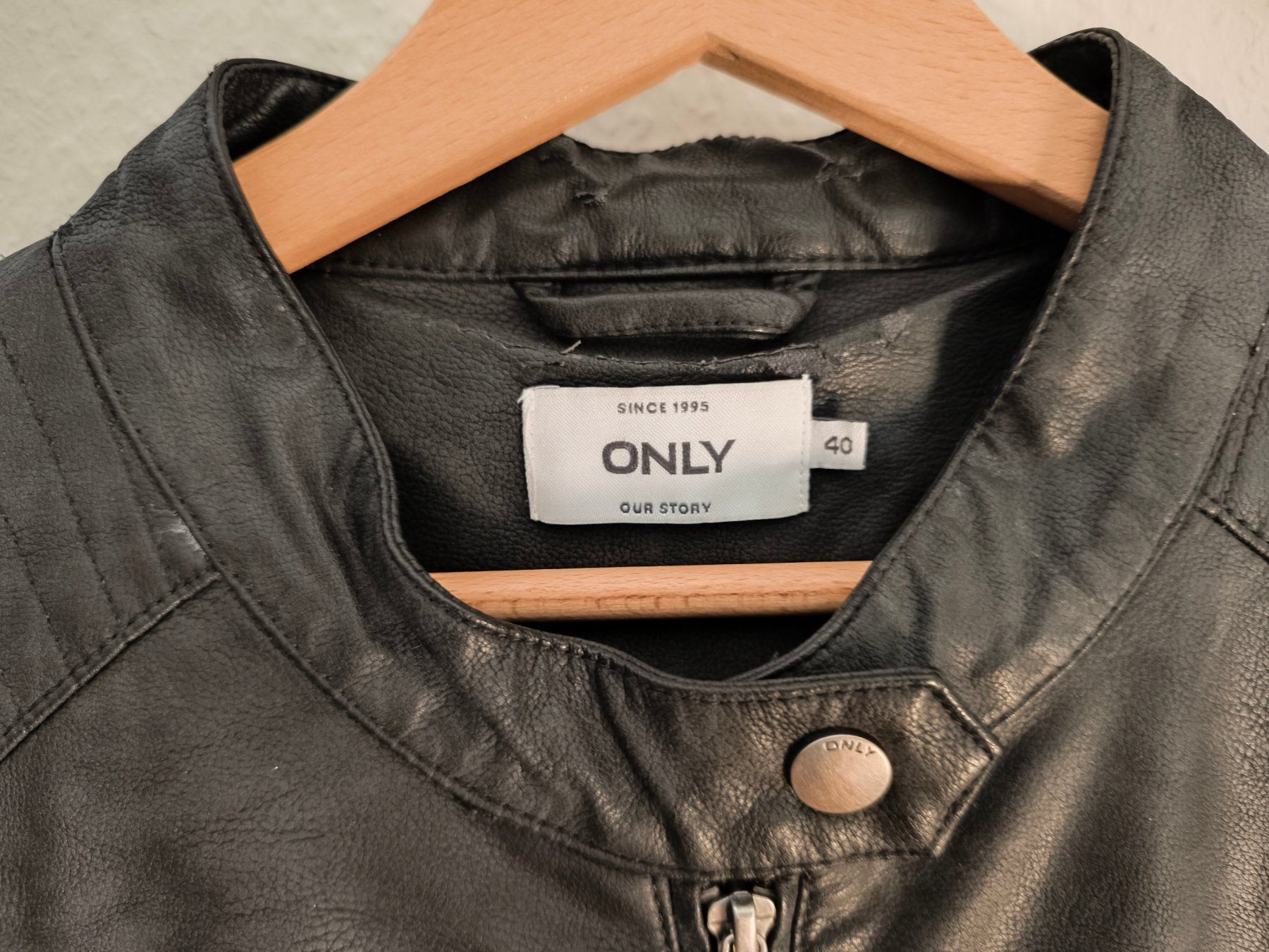 Only Jacken: Only, veste en simili cuir noire, taille 40 – Gebraucht aus Genève von lnicoGE 1