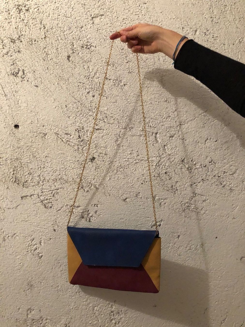 Borse da donna: Vendo borsetta a mano/spalla gialla blu e viola USATA. – Usato da Mendrisio venduto da cost.del 1