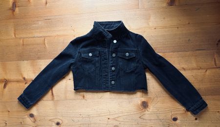 Veste courte en jean noir-  bon état Taille 10/12 ans