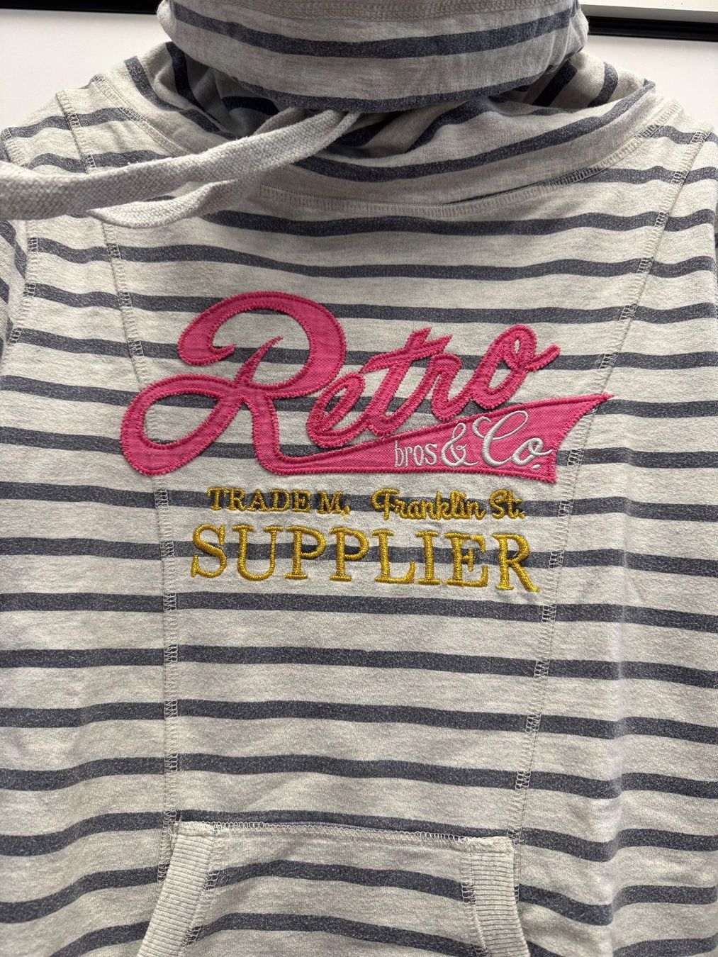 Maglioni & Felpe: Kapuzenpullover gestreift - Retro Jeans - Gr. M – Usato da Brügg BE venduto da rutschimedizin 1